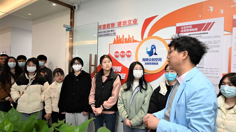 代运营通常由专业的团队负责，具备丰富的电商运营经验和资源。其优势包括：